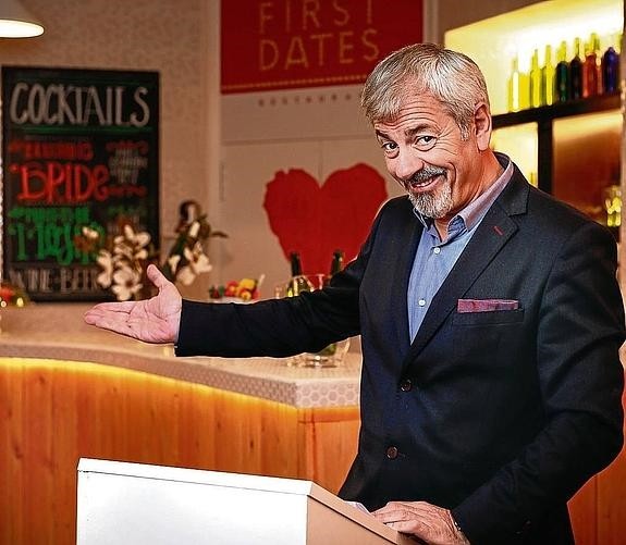 Barry, Iris, pasad, que tenemos una mesa para vosotros