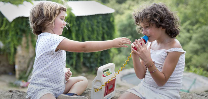 Anna (Paula Robles y Frida (Laia Artigas), las pequeñas protagonistas de Verano 1993
