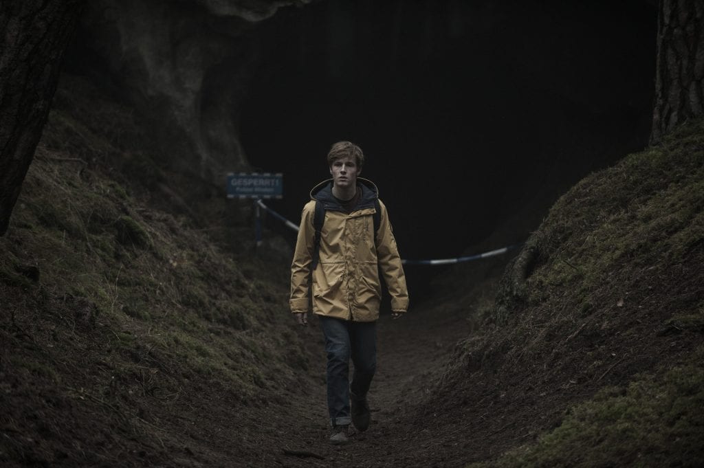 dark netflix jonas cave
