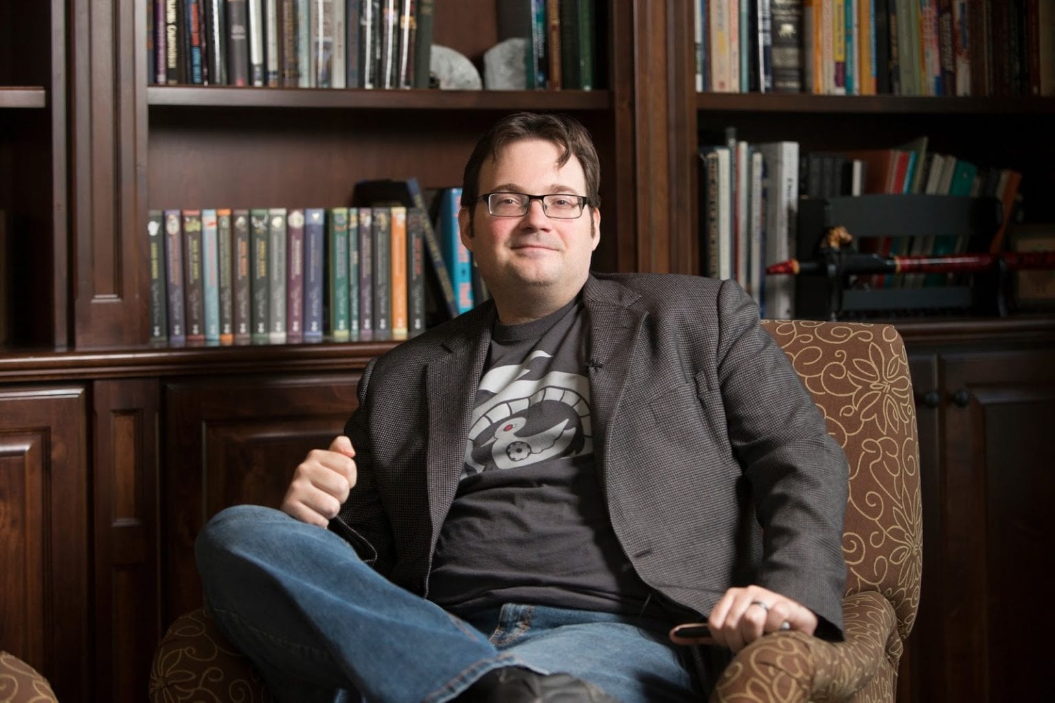 Brandon Sanderson, un excelente autor prolífico que ha llegado para ...