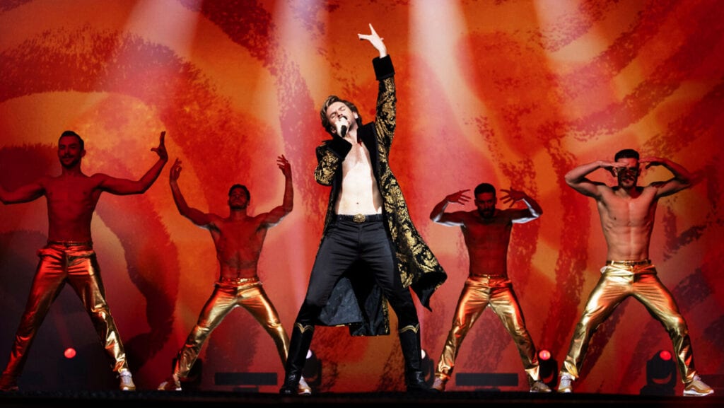 Dan Stevens historia Fire Saga cf