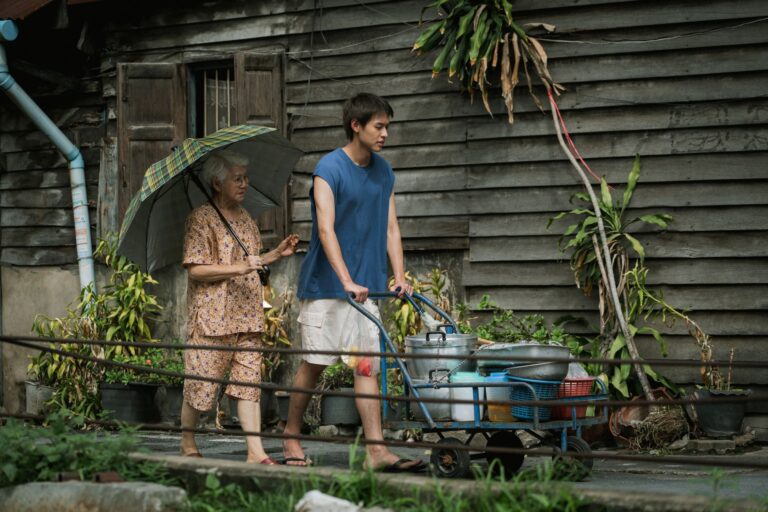 Crítica de Cómo hacerse millonario antes de que muera la abuela (2024), los mayores son eternos