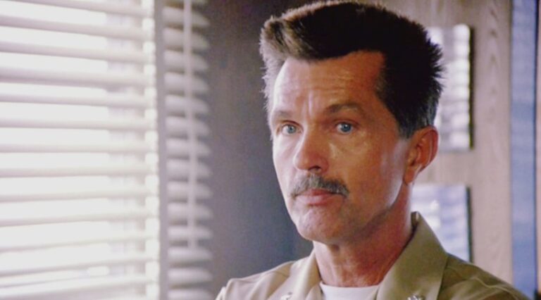 Nos deja Tom Skerritt, el rostro sereno del cine de culto